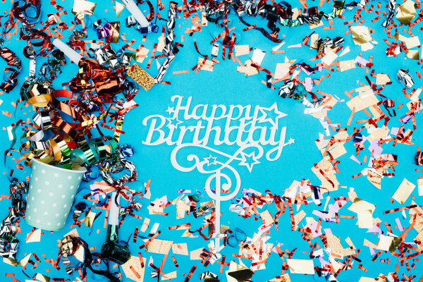 Signo de feliz cumpleaños rodeado de confeti Fotos De Stock Sin Royalties Gratis