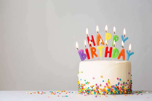 Tarta de cumpleaños con velas de colores Imágenes De Stock Sin Royalties Gratis