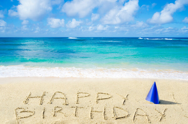 Firma "Feliz Cumpleaños" en la playa de arena Fotos De Stock
