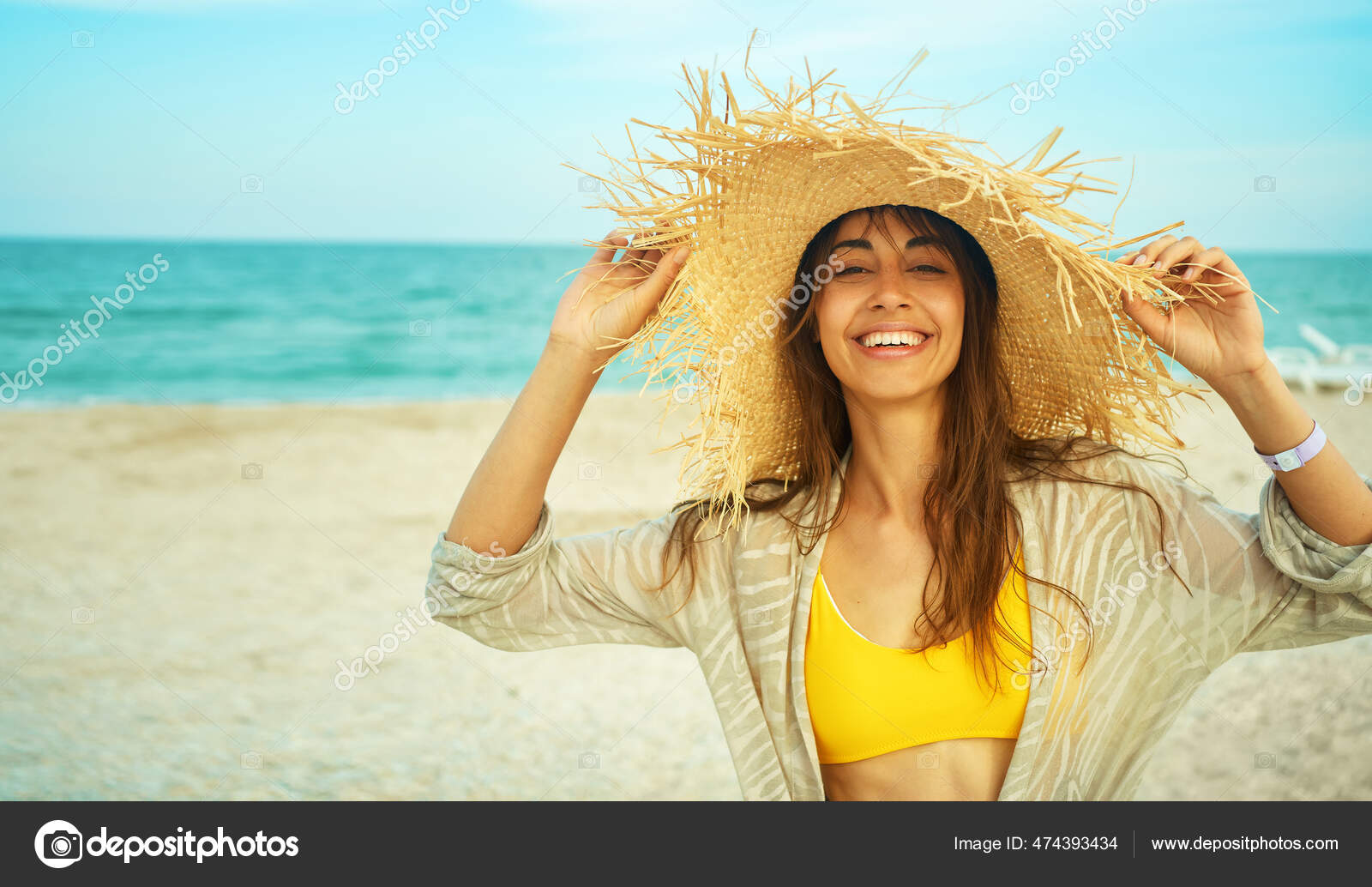 Retrato feliz mujer de verano brillante con hermosa sonrisa en sombrero de paja grande en la playa — Foto de Stock